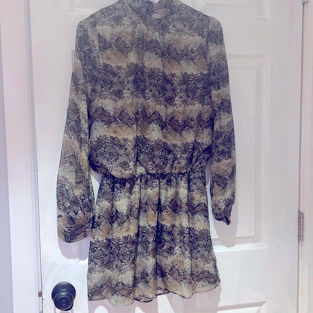 Snake print short dress, long sleeve 3x25